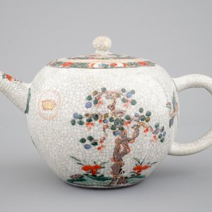 Een famille verte en craquelé glazuur theepot, Kangxi, ca. 1700 — foto 2