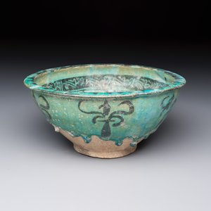 A Kashan black and turquoise pottery bowl with a calligraphic border — photo 2