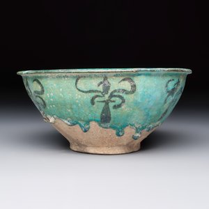 A Kashan black and turquoise pottery bowl with a calligraphic border — photo 3