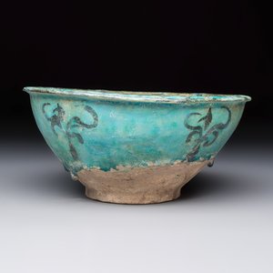 A Kashan black and turquoise pottery bowl with a calligraphic border — photo 4