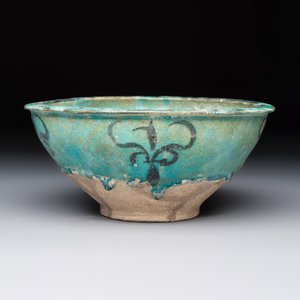 A Kashan black and turquoise pottery bowl with a calligraphic border — photo 5