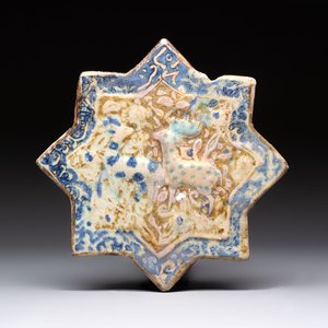 A Kashan lustre-glazed relief-moulded star tile, Iran, 13th C. — 照片 1