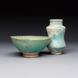 A Kashan turquoise-glazed bowl and an albarello — photo 1