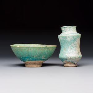 A Kashan turquoise-glazed bowl and an albarello — photo 3
