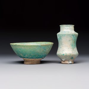 A Kashan turquoise-glazed bowl and an albarello — photo 4
