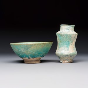 A Kashan turquoise-glazed bowl and an albarello — photo 5