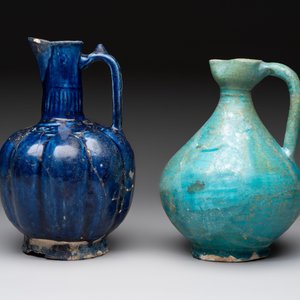 A Kashan turquoise-glazed ewer and a Nishapur blue-glazed ewer, Iran, 12th C. — photo 2