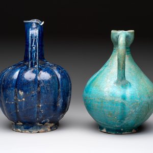 A Kashan turquoise-glazed ewer and a Nishapur blue-glazed ewer, Iran, 12th C. — photo 3