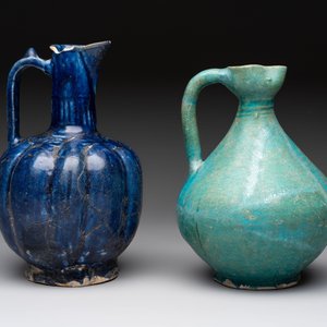 A Kashan turquoise-glazed ewer and a Nishapur blue-glazed ewer, Iran, 12th C. — photo 4