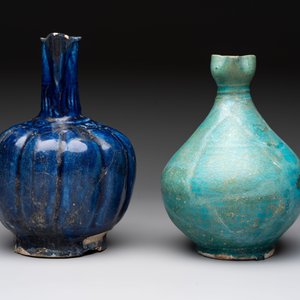A Kashan turquoise-glazed ewer and a Nishapur blue-glazed ewer, Iran, 12th C. — photo 5