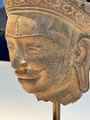 A Khmer Angkor Wat-style sandstone head of Shiva, probably 12th C. — photo 7