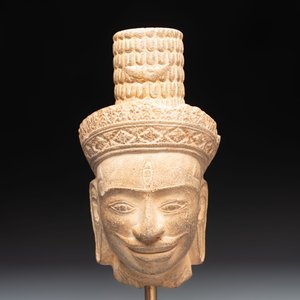 A Khmer Angkor Wat-style sandstone head of Shiva, probably 12th C. — photo 2