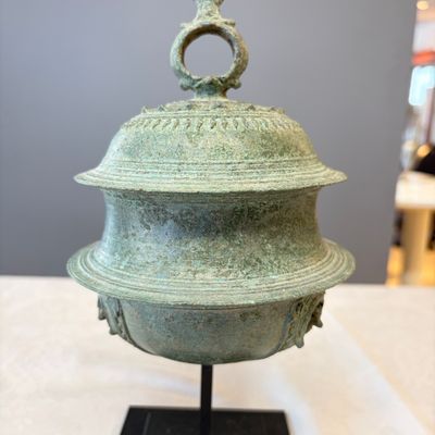 A Khmer bronze elephant bell, Angkor Wat period, Cambodia, 12/13th C. — foto 5