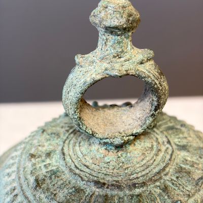 A Khmer bronze elephant bell, Angkor Wat period, Cambodia, 12/13th C. — foto 7