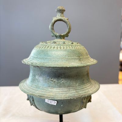 A Khmer bronze elephant bell, Angkor Wat period, Cambodia, 12/13th C. — foto 3