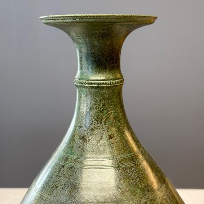 A Khmer bronze vase, Angkor Wat period, Cambodia, 12/13th C. — foto 5