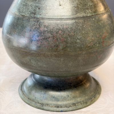 A Khmer bronze vase, Angkor Wat period, Cambodia, 12/13th C. — foto 7