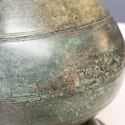 A Khmer bronze vase, Angkor Wat period, Cambodia, 12/13th C. — foto 8