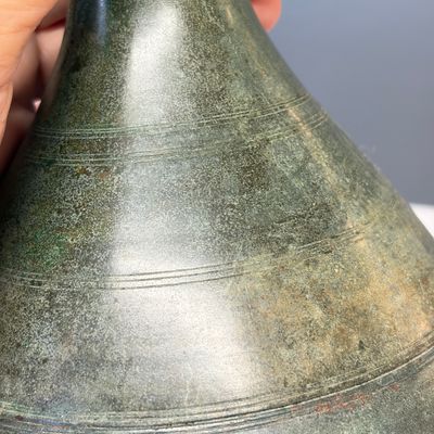 A Khmer bronze vase, Angkor Wat period, Cambodia, 12/13th C. — foto 9