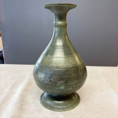 A Khmer bronze vase, Angkor Wat period, Cambodia, 12/13th C. — foto 1