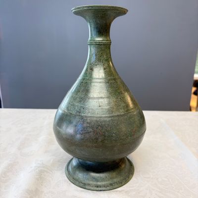 A Khmer bronze vase, Angkor Wat period, Cambodia, 12/13th C. — foto 4