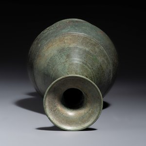 A Khmer bronze vase, Angkor Wat period, Cambodia, 12/13th C. — foto 5