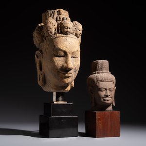 A Khmer-style carved stone head and a carved stone head of a deity, Thailand and Cambodia, 20th C. or earlier — foto 1