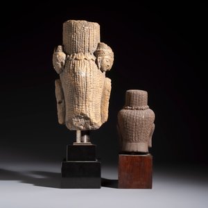 A Khmer-style carved stone head and a carved stone head of a deity, Thailand and Cambodia, 20th C. or earlier — foto 4