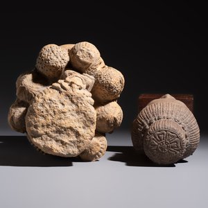 A Khmer-style carved stone head and a carved stone head of a deity, Thailand and Cambodia, 20th C. or earlier — foto 6