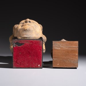 A Khmer-style carved stone head and a carved stone head of a deity, Thailand and Cambodia, 20th C. or earlier — foto 7