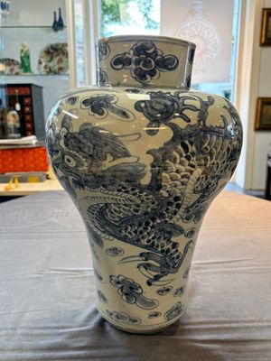 A Korean blue and white 'dragon' vase, Joseon, 19th C. — photo 3