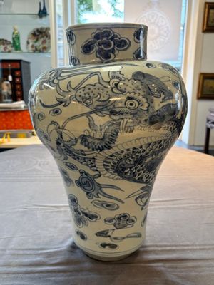 A Korean blue and white 'dragon' vase, Joseon, 19th C. — photo 4