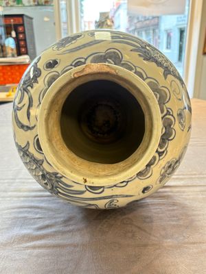 A Korean blue and white 'dragon' vase, Joseon, 19th C. — photo 5