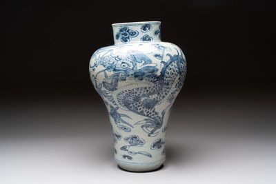 A Korean blue and white 'dragon' vase, Joseon, 19th C.