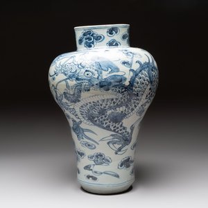 A Korean blue and white 'dragon' vase, Joseon, 19th C. — photo 1