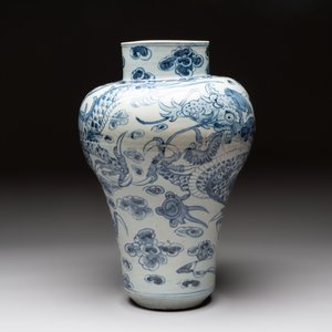 A Korean blue and white 'dragon' vase, Joseon, 19th C. — photo 4