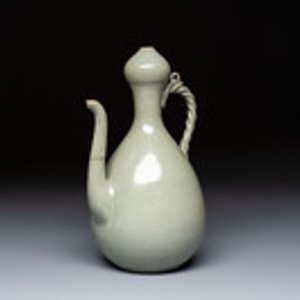 A Korean celadon-glazed ewer with twisted handle, 20th C. — photo 1