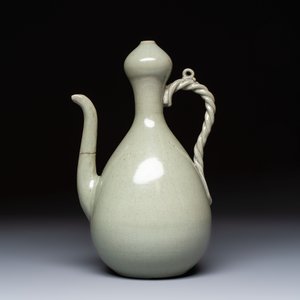 A Korean celadon-glazed ewer with twisted handle, 20th C. — photo 2
