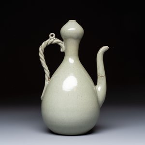 A Korean celadon-glazed ewer with twisted handle, 20th C. — photo 4