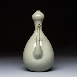 A Korean celadon-glazed ewer with twisted handle, 20th C. — photo 5
