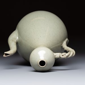 A Korean celadon-glazed ewer with twisted handle, 20th C. — photo 6