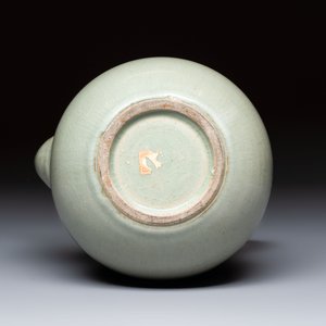 A Korean celadon-glazed ewer with twisted handle, 20th C. — photo 7