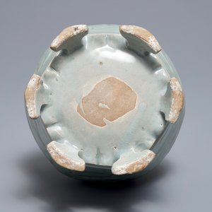 A Korean celadon-glazed vase with underglaze design, Goryeo or later — 照片 5