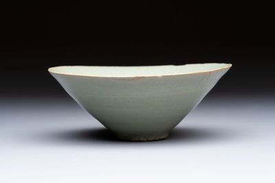 A Korean celadon tea bowl, Goryeo, 12th C.