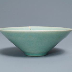 A Korean conical celadon bowl with underglaze floral design, Goryeo or later — 照片 2