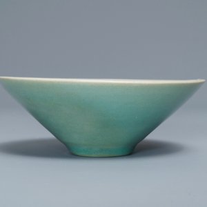 A Korean conical celadon bowl with underglaze floral design, Goryeo or later — 照片 4