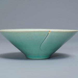 A Korean conical celadon bowl with underglaze floral design, Goryeo or later — 照片 5