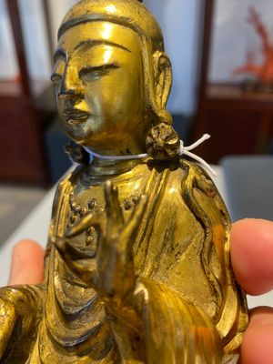 A Korean gilt bronze sculpture of Guanyin, 17th C. — 照片 17