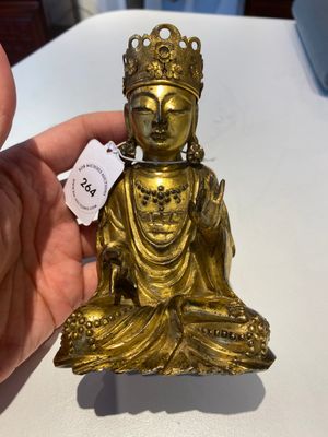 A Korean gilt bronze sculpture of Guanyin, 17th C. — 照片 2
