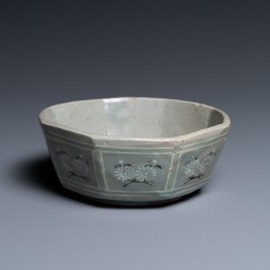 A Korean inlaid celadon-glazed octagonal brush washer, probably Goryeo, 14/15th C. — 照片 1